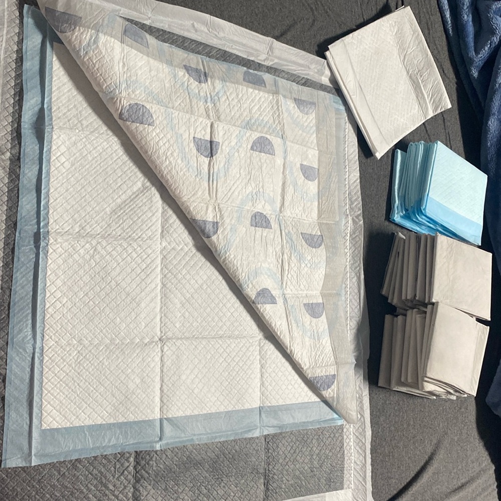 LOT OF 26 DISPOSABLE PEE PADS FOR DOGS